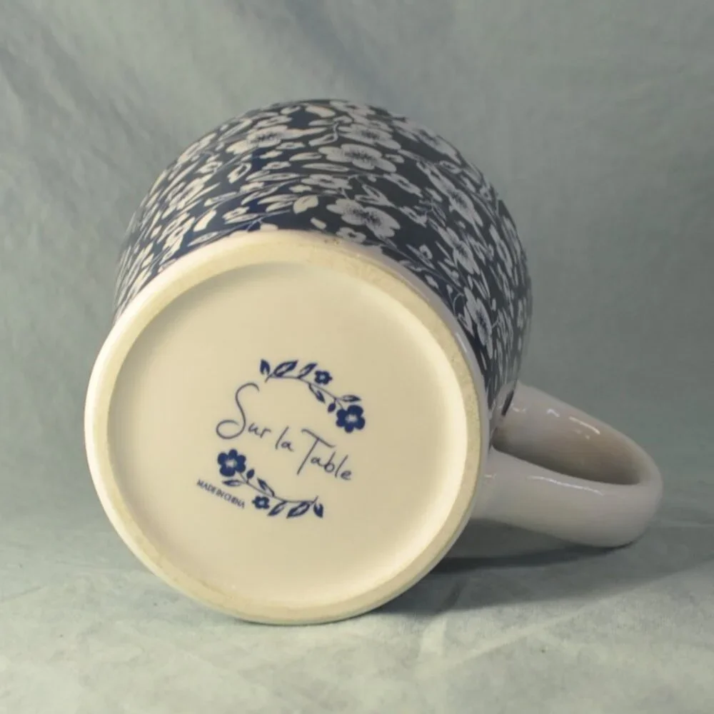 TWO 14 oz mug blue & white floral sur la table (w1261)